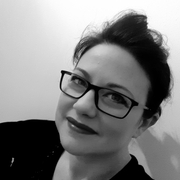 Photographie de l'artiste peintre Helena Monniello en noir et blanc.