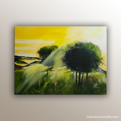 Paysage figuratif de l'artiste Helena Monniello représentant des arbres verts sur fond de lumière jaune.