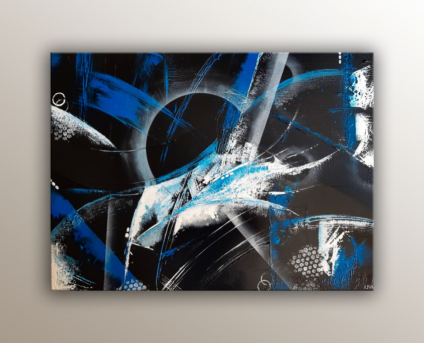 Peinture abstraite de l'artiste Helena Monniello sur fond gesso noir avec des effets de lumière blanc et bleu.