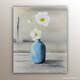 Peinture figurative de l'artiste Helena Monniello qui représente des fleurs blanches dans un vase bleu.