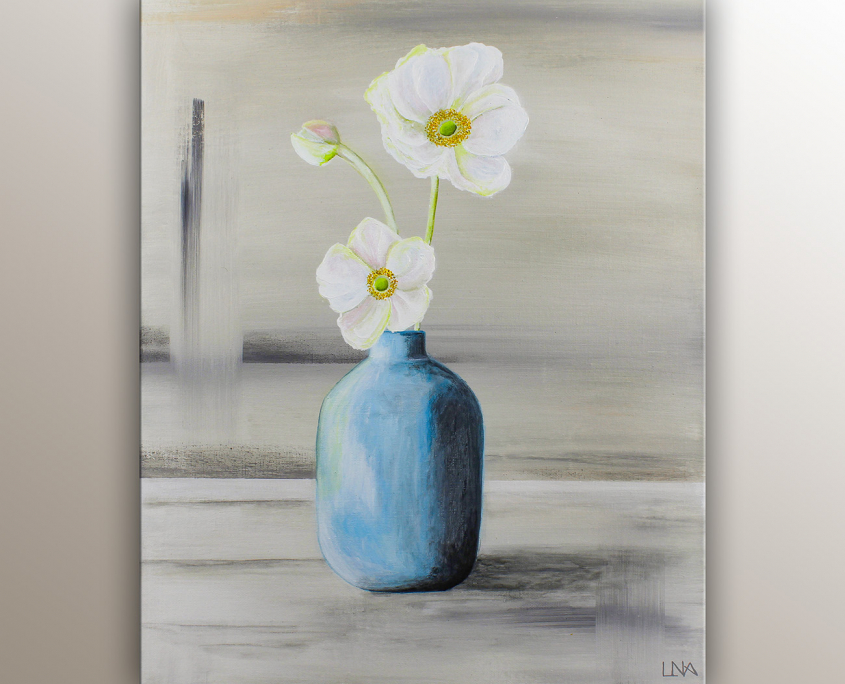 Peinture figurative de l'artiste Helena Monniello qui représente des fleurs blanches dans un vase bleu.