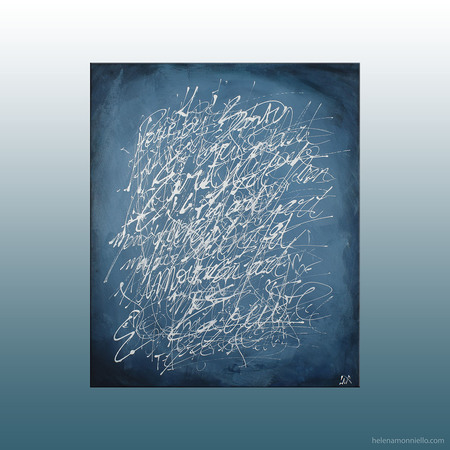 Oeuvre de l'artiste Helena Monniello qui représente de nombreuses écritures superposées sur un fond bleu.