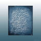 Oeuvre de l'artiste Helena Monniello qui représente de nombreuses écritures superposées sur un fond bleu.