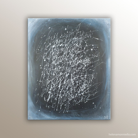 Peinture abstraite de l'artiste Helena Monniello avec de nombreuses écritures dans les tons gris.
