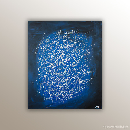 Peinture abstraite de l'artiste peintre Helena Monniello avec des écrits blancs sur fond bleu.