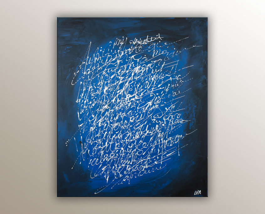 Peinture abstraite de l'artiste peintre Helena Monniello avec des écrits blancs sur fond bleu.