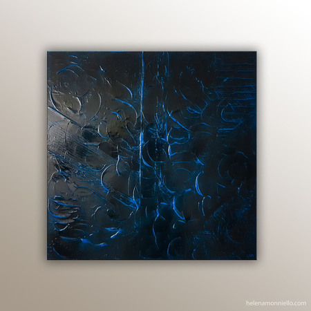 Peinture abstraite de l'artiste Helena Monniello sur fond noir avec des reflets bleus.