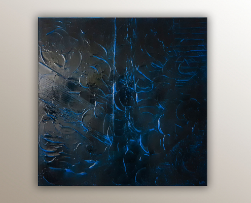 Peinture abstraite de l'artiste Helena Monniello sur fond noir avec des reflets bleus.