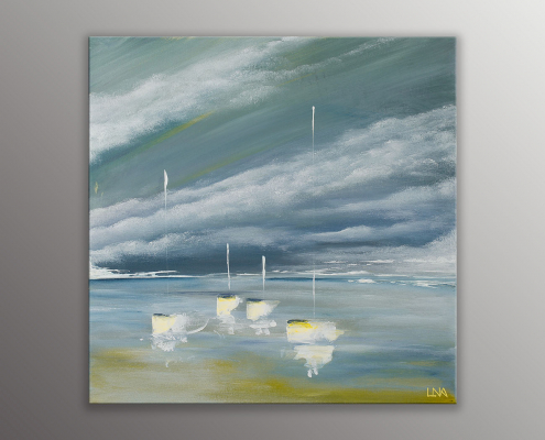 Peinture de l'artiste Helena Monniello représentant des bateaux sur fond de mer nuageuse.