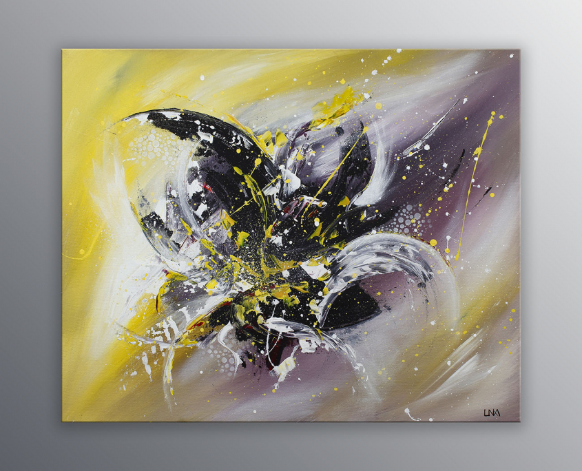 Peinture abstraite de l'artiste Helena Monniello représentant un Lys sur fond jaune et noir.