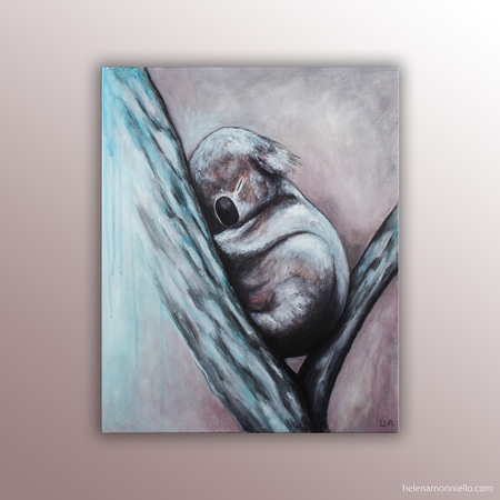 Maman arbre, portrait animalier de l'artiste Helena Monniello, d'un koala faisant la sieste sur un arbre.