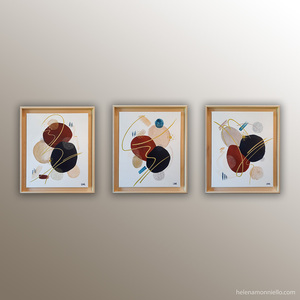 Peintures abstraites de l'artiste Helena Monniello sous forme de triptyque encadré de sa collection origine.