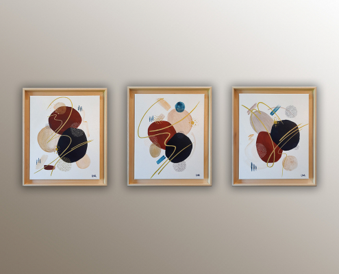 Peintures abstraites de l'artiste Helena Monniello sous forme de triptyque encadré de sa collection origine.