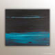 "Dark blue" est un paysage abstrait de l'artiste Helena Monniello inspirée du peintre du noir Pierre Soulages.