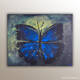 "Quelques mots d'amour" : Peinture acrylique de l'artiste Helena Monniello représentant un papillon bleu.