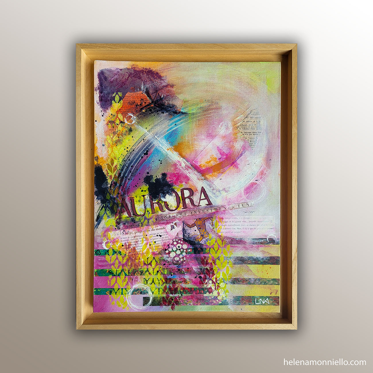 Aurora, collage et peinture acrylique mêlant couleurs vibrantes, symboles masculins et onirisme, évoque la lumière, la force et l’investissement intérieur.