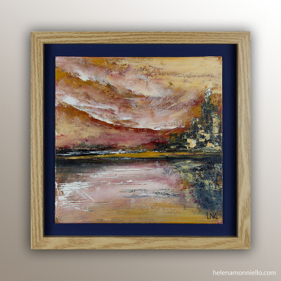 Peinture représentant le Mont-Saint-Michel au bord de l’eau durant les grandes marées, avec un ciel nuancé de tons rosés et dorés et des reflets lumineux sur la surface de l’eau.