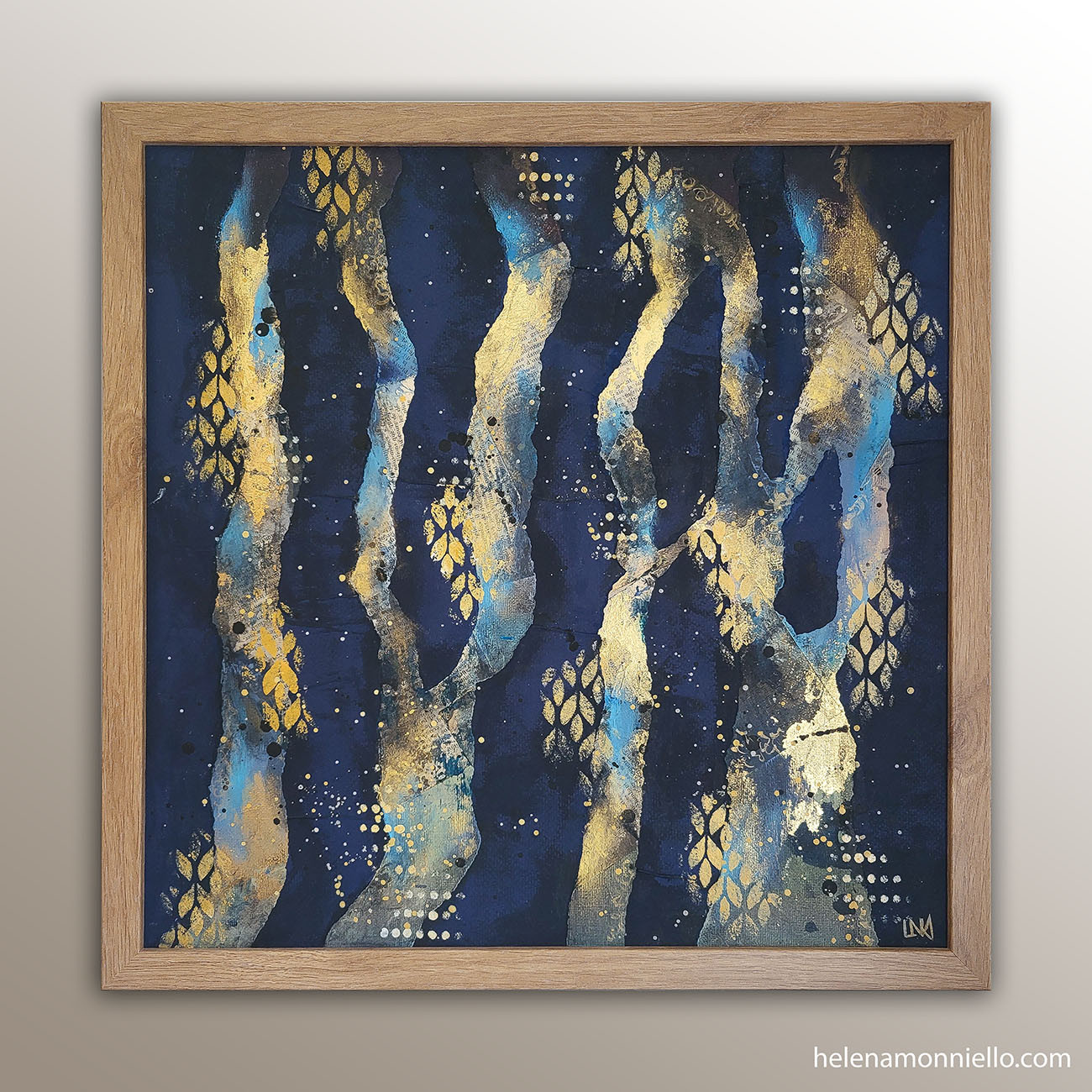 Peinture abstraite aux troncs dorés sur fond bleu nuit, avec motifs de feuilles et éclats lumineux — "Le Bois Rêve" de LNA.