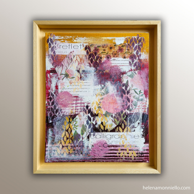 Collage acrylique aux tons rouges et roses, avec fleurs, feuilles dorées et fragments de texte manuscrit. "Dunes Rouges" de LNA.