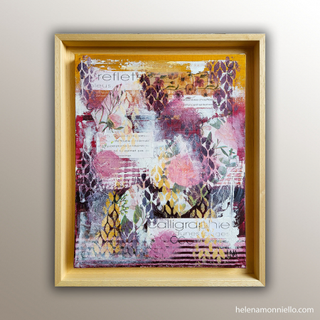 Collage acrylique aux tons rouges et roses, avec fleurs, feuilles dorées et fragments de texte manuscrit. "Dunes Rouges" de LNA.
