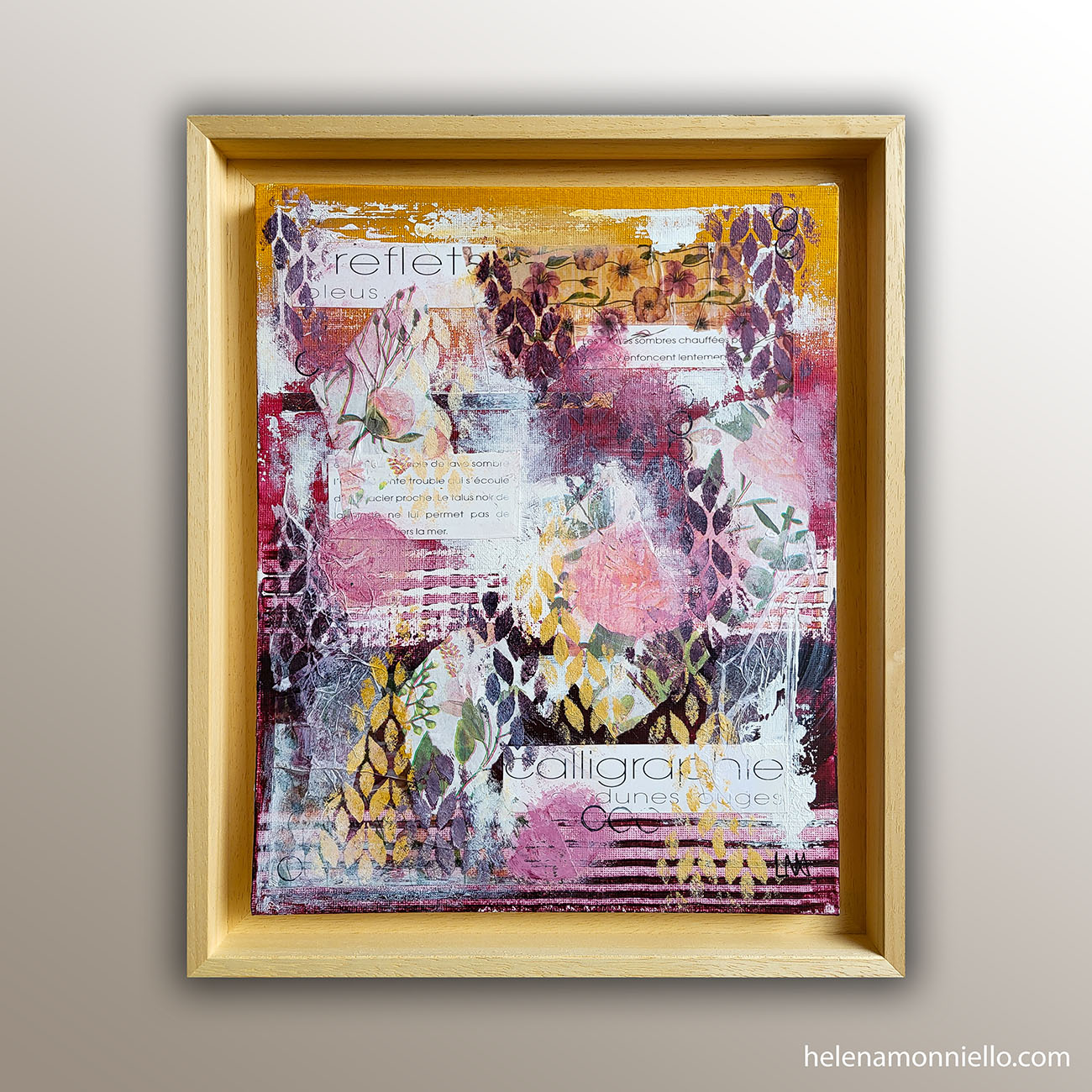 Collage acrylique aux tons rouges et roses, avec fleurs, feuilles dorées et fragments de texte manuscrit. "Dunes Rouges" de LNA.