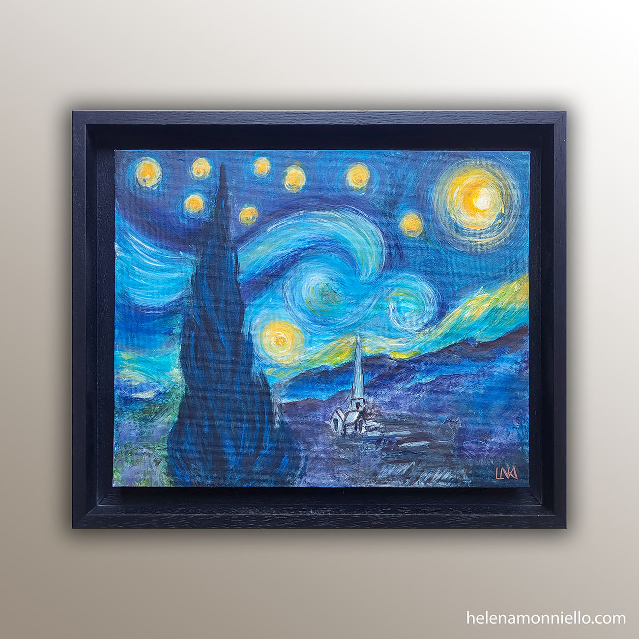 Peinture acrylique inspirée de la Nuit étoilée de Van Gogh, avec ciel tourbillonnant bleu et or, cyprès sombre et clocher blanc "Nuit à la campagne" de LNA.