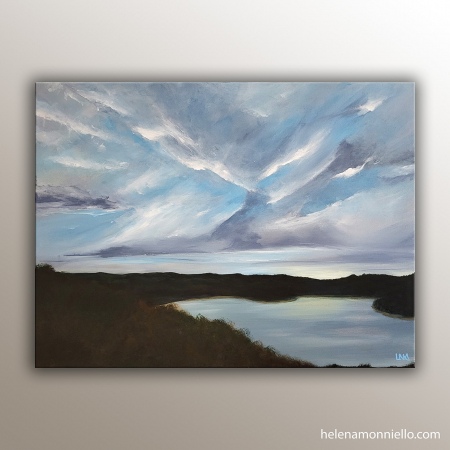 Peinture acrylique représentant le lac de Vouglans dans le Jura, avec un vaste ciel nuageux et une lumière douce sur l'eau. Œuvre de LNA.