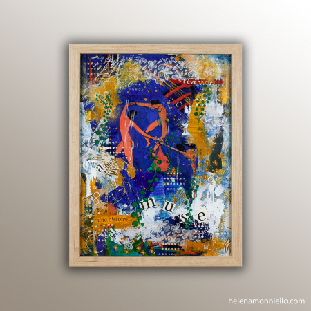 Collage sur bois avec silhouette dansante corail sur fond bleu, lettres découpées et fleurs blanches. "A-muse" de LNA.