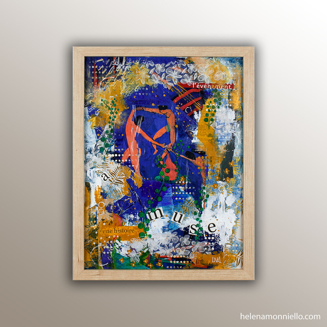 Collage sur bois avec silhouette dansante corail sur fond bleu, lettres découpées et fleurs blanches. "A-muse" de LNA.