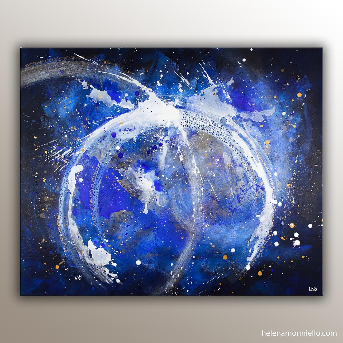 Peinture abstraite cosmique aux deux cercles entrelacés sur fond bleu nuit, avec éclats blancs et touches d'or. "La Porte des Mondes" de LNA.